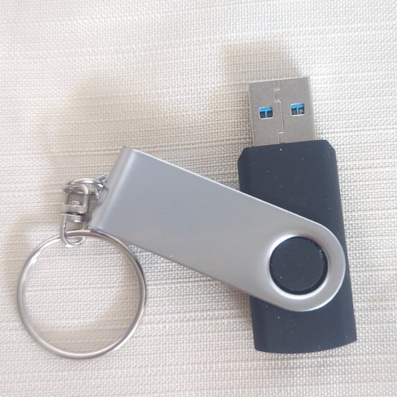 Daikin 16GB Twist USB Flash Drive with Key Chain - Picture 3 of 4